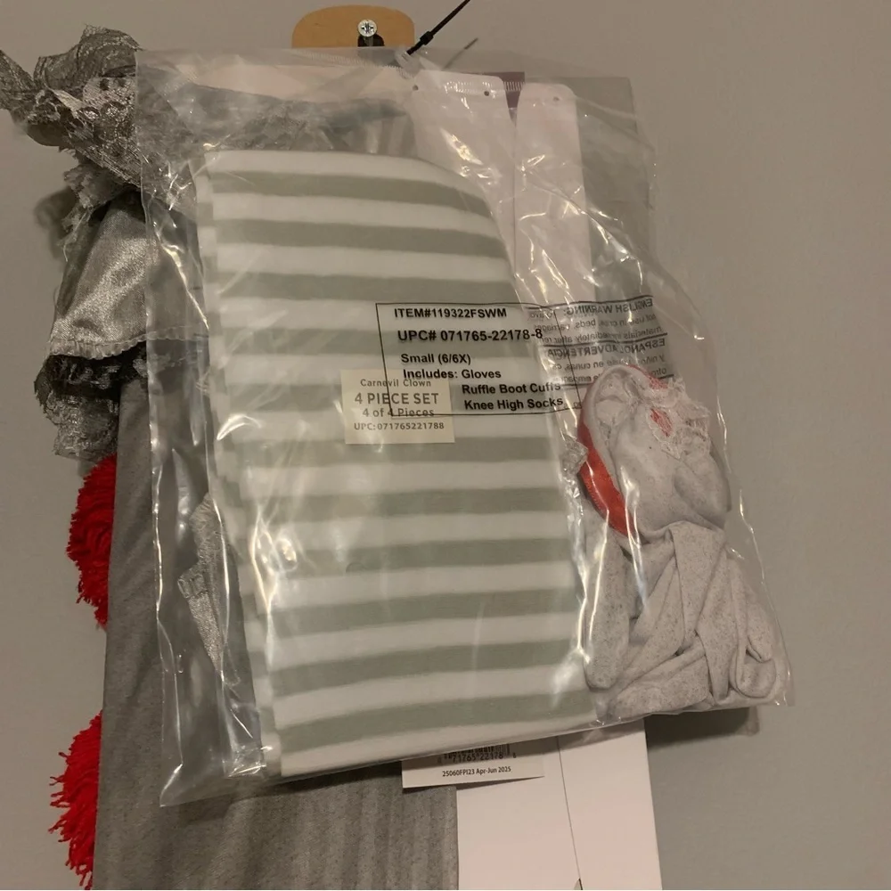 NWT. WAY TO CELEBRATE Carnevil Clown Creepy Clown Kids Costume